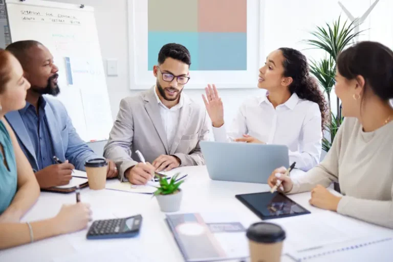 SEO-consultants-discussing